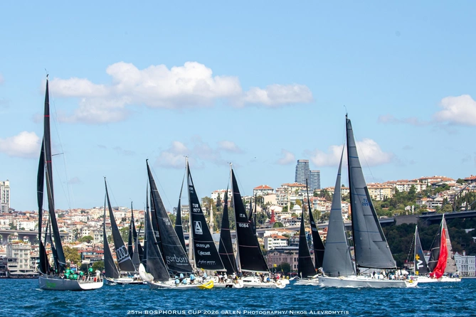 İstanbul Boğazı: İki qitənin qovuşduğu məkanda möhtəşəm yarış - FOTOLAR