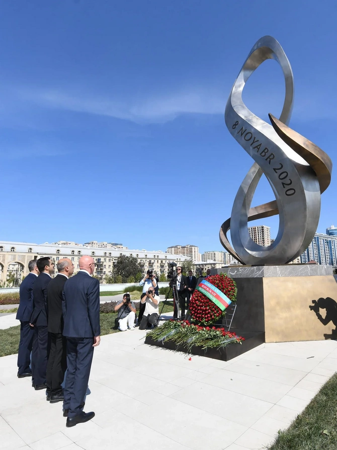 Elm və Təhsil Nazirliyinin rəhbərliyi və kollektivi Zəfər parkını ziyarət etdi - FOTOLAR Elm və Təhsil Nazirliyinin rəhbərliyi və kollektivi Zəfər parkını ziyarət etdi - FOTOLAR