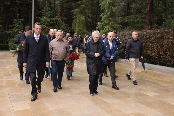 Fənərbağça nümayəndələri Heydər Əliyevin məzarını ziyarət etdilər - FOTO