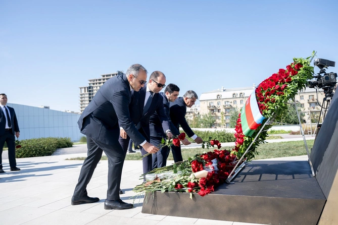 KTN rəhbərlik və kollektivi Zəfər parkında - FOTOLAR KTN rəhbərlik və kollektivi Zəfər parkında - FOTOLAR