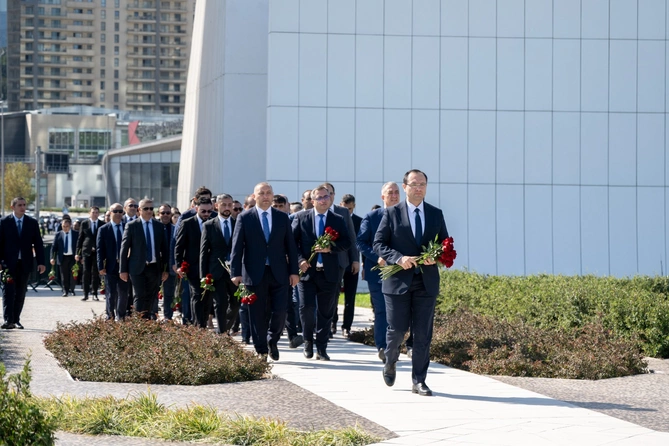 KTN rəhbərlik və kollektivi Zəfər parkında - FOTOLAR KTN rəhbərlik və kollektivi Zəfər parkında - FOTOLAR
