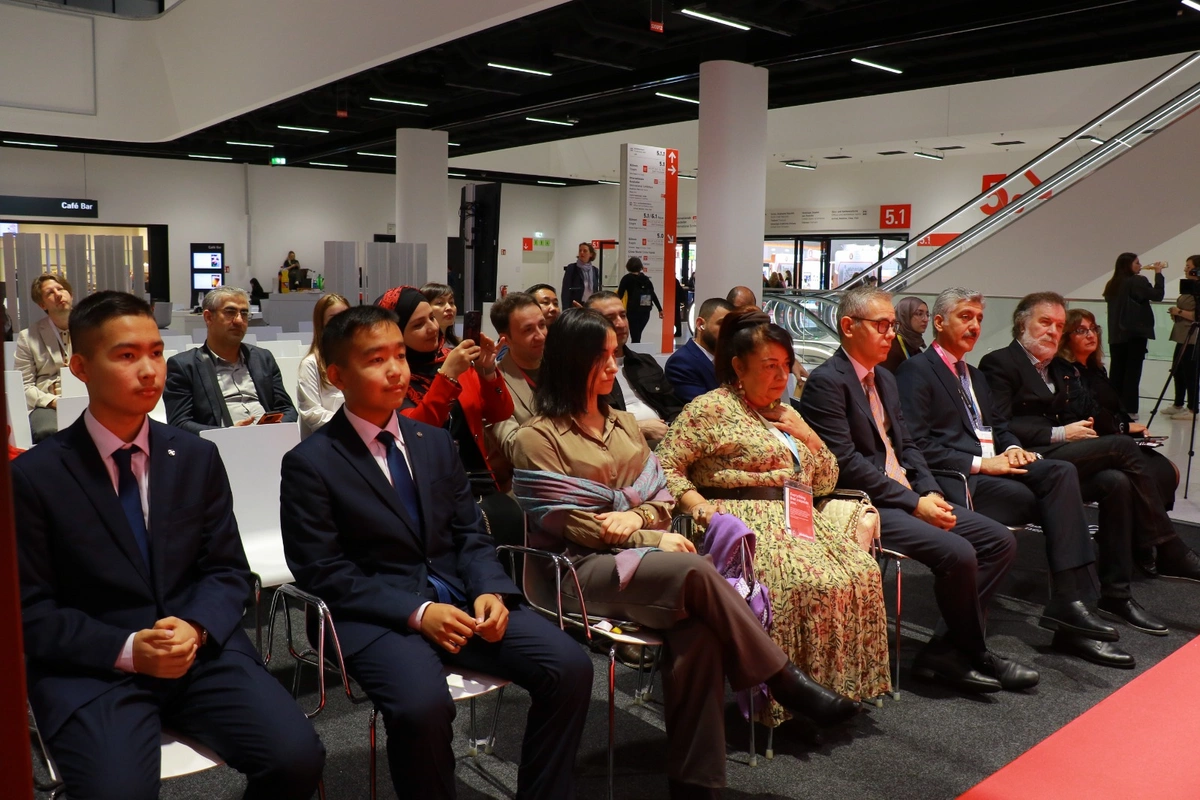 Frankfurt sərgisi çərçivəsində Azərbaycan ədəbiyyatına həsr olunan panel keçirilib - FOTOLAR