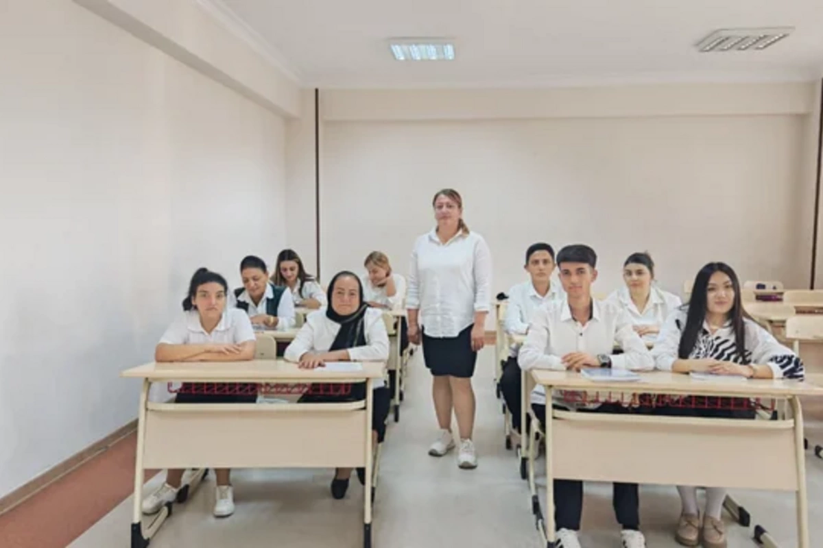 63 yaşlı nənə 16 yaşlı nəvəsi ilə eyni liseydə oxuyur - FOTO