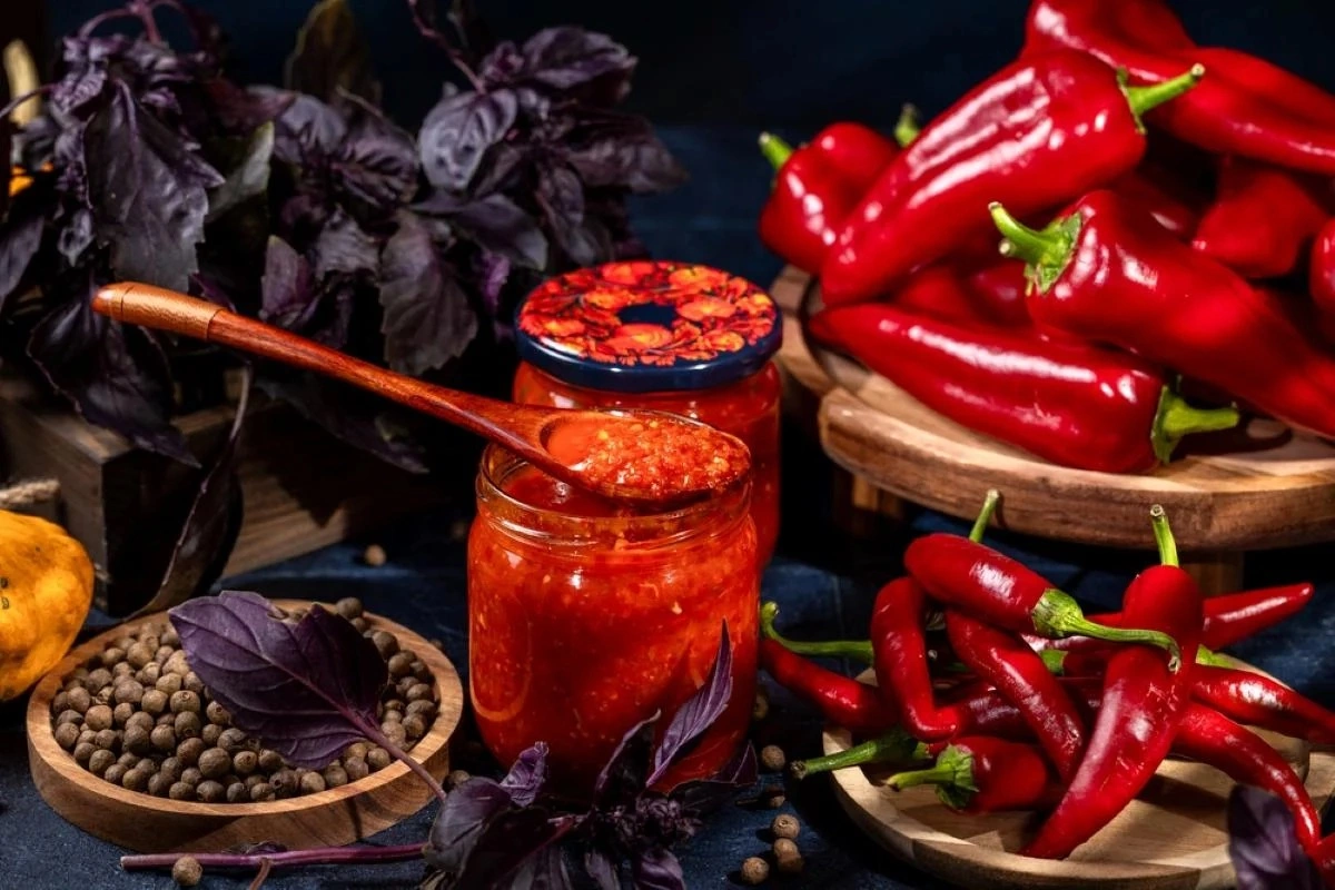 Qış üçün bibər pastası – Ət, şorba və qovurmalara əlavə edə bilərsiniz