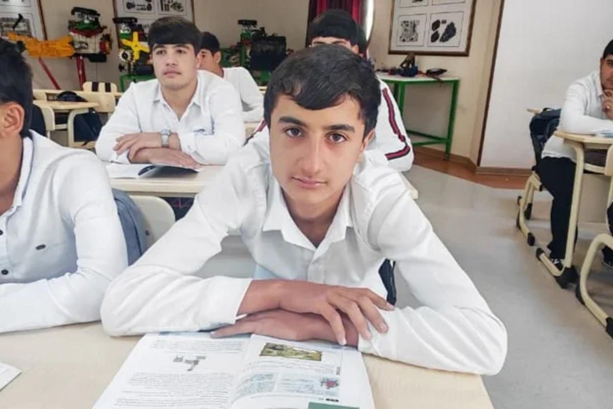 63 yaşlı nənə 16 yaşlı nəvəsi ilə eyni liseydə oxuyur - FOTO
