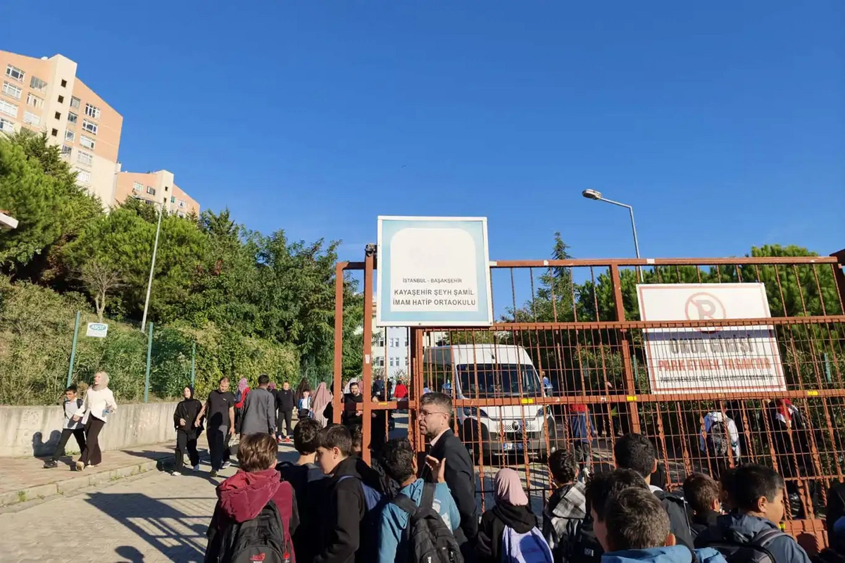 İstanbulda məktəbdə bıçaqlı hücum: 4 qız yaralandı
