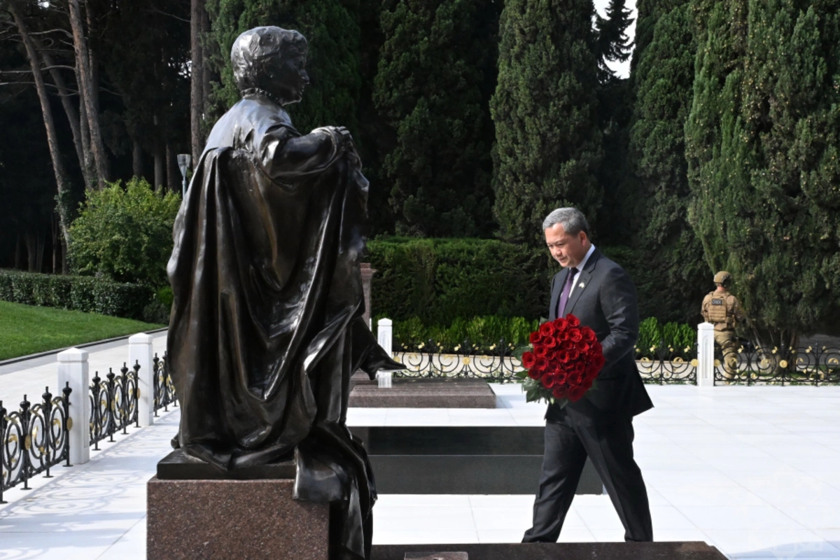 Hun Manet Fəxri xiyabanda Heydər Əliyevin məzarını ziyarət etdi — FOTOLAR