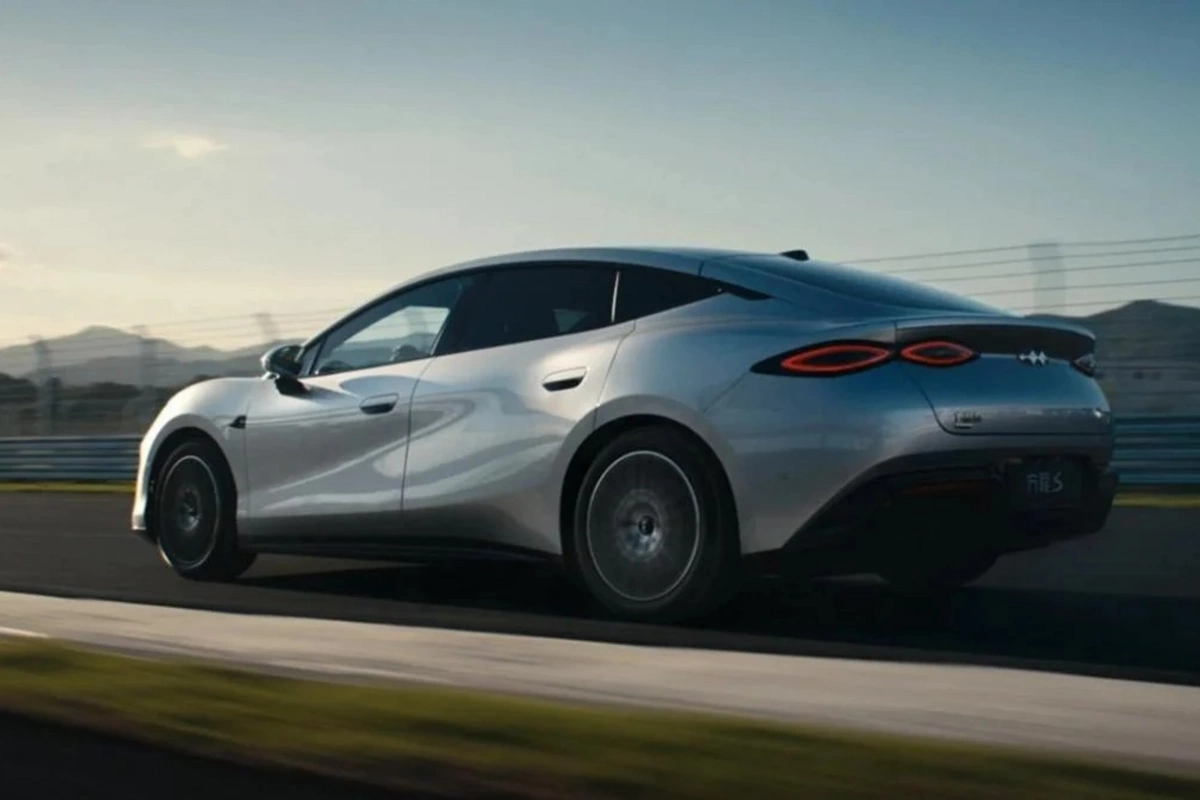 Bir şarjla 900 km məsafə və 657 at gücü: Tesla qatili təqdim edildi