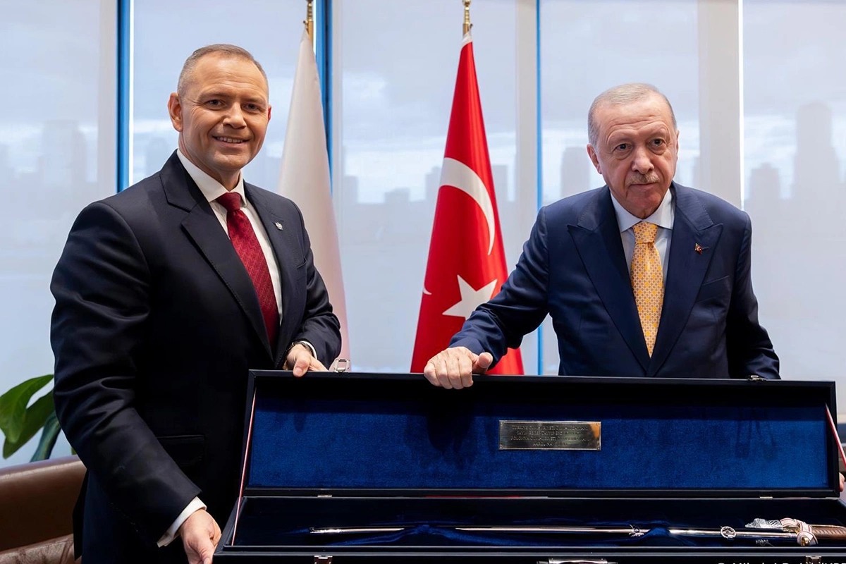 Ərdoğanın silah hədiyyəsinə qılıncla cavab verdi — FOTO