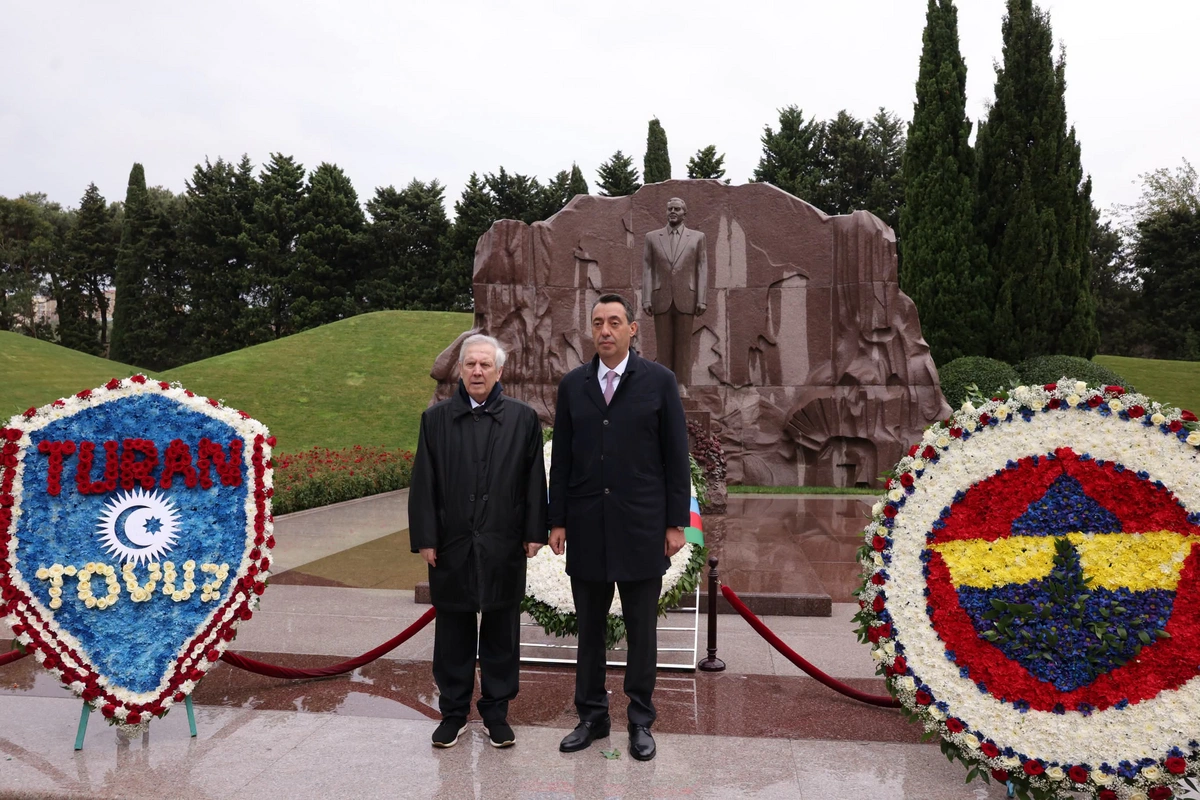 Fənərbağça nümayəndələri Heydər Əliyevin məzarını ziyarət etdilər - FOTO
