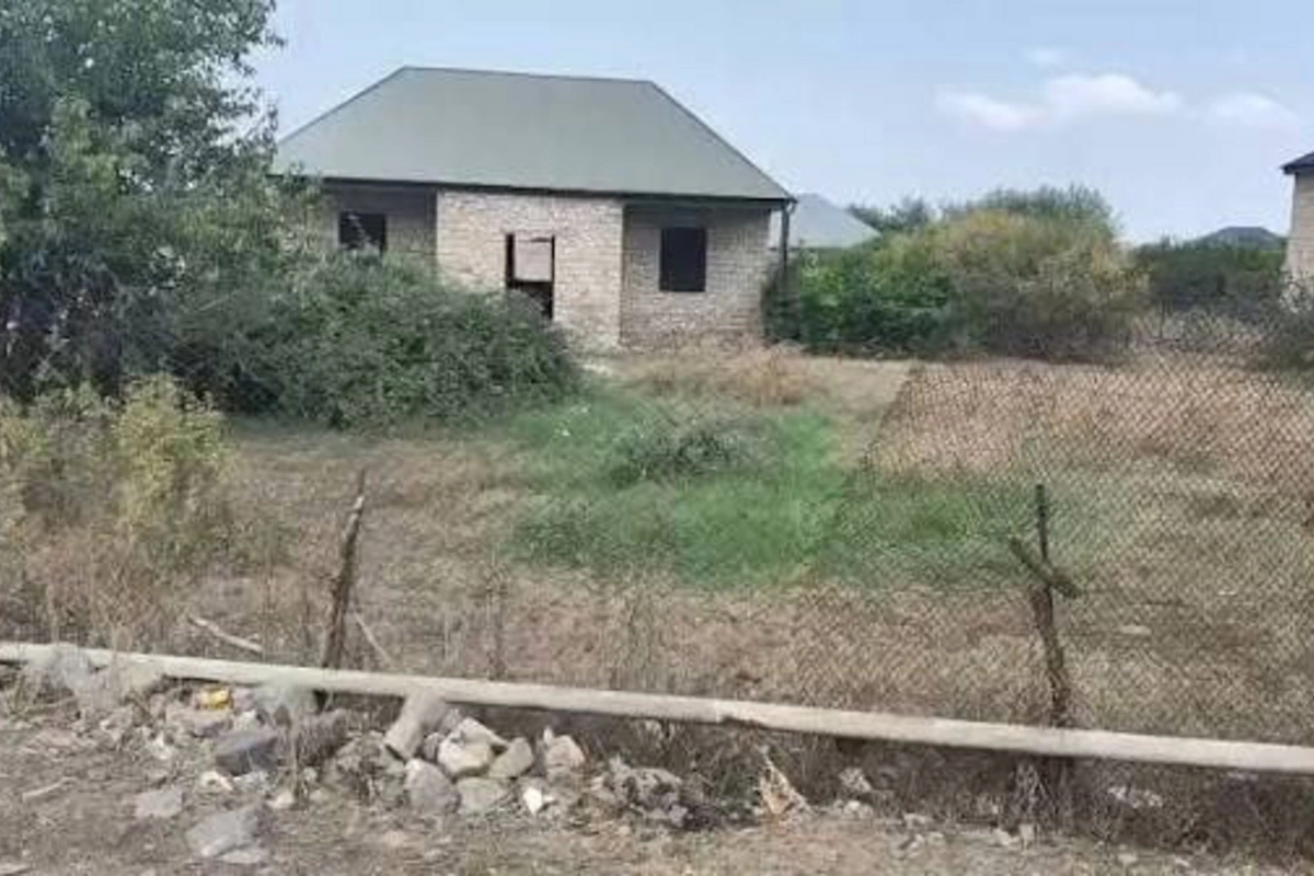 29 yaşlı şəxsin meyiti həyətindəki yarımtikilidə tapıldı