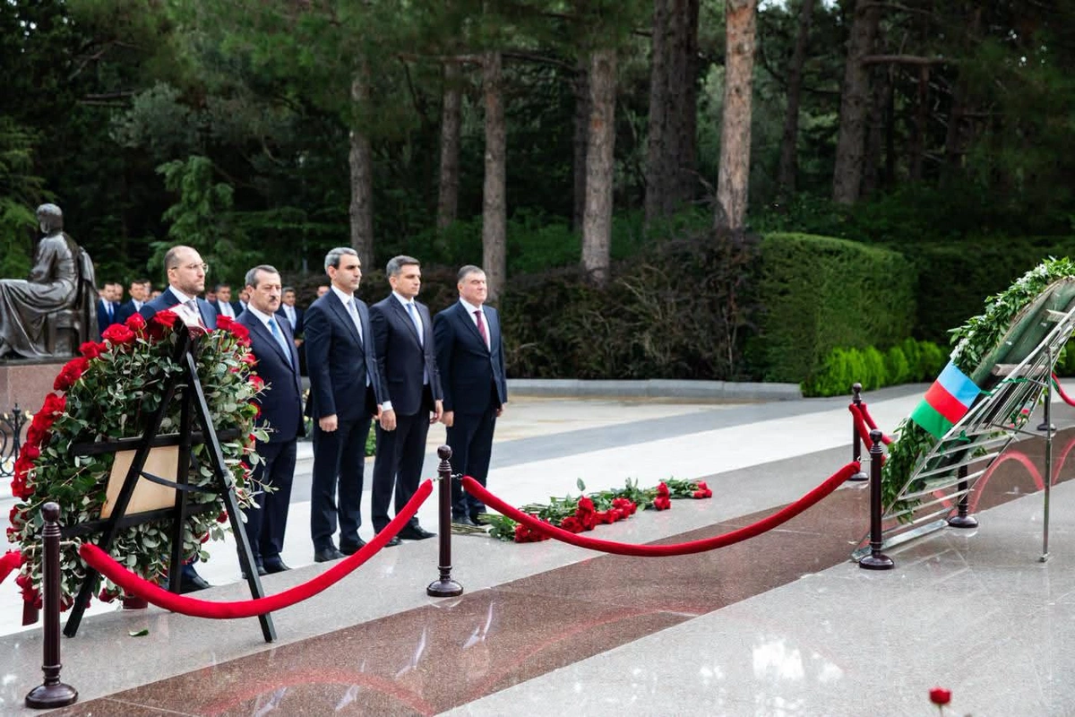 ADY kollektivi Fəxri xiyabanı ziyarət edib