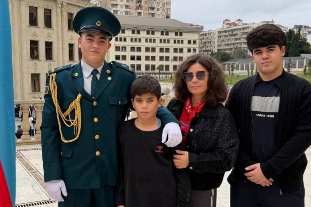 Elnarə Xəlilova oğulları ilə şəklini paylaşdı