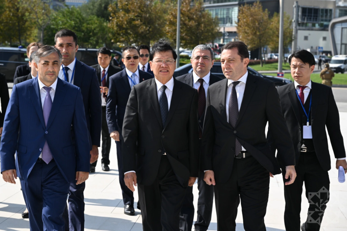 Laos Prezidenti Zəfər parkını ziyarət edib - FOTOLAR