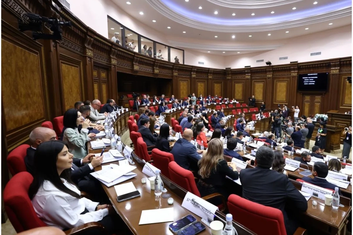 Ermənistan parlamentində davaya görə 6 deputat köməkçisinə giriş qadağası qoyulub