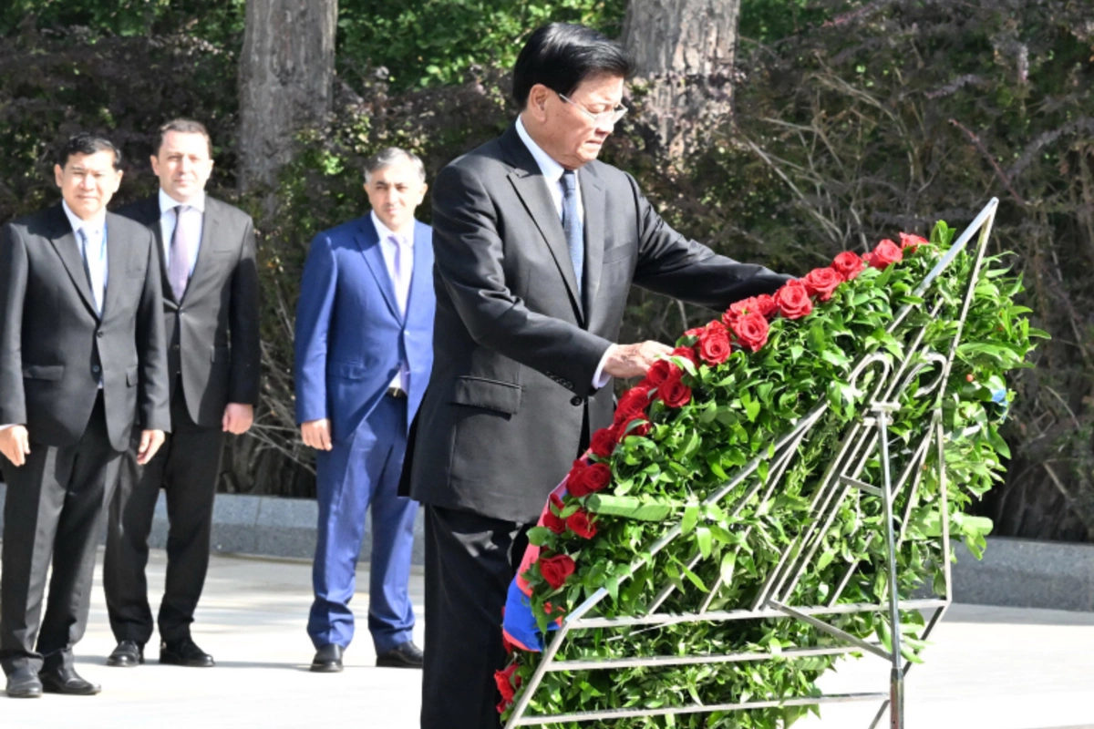 Laos Prezidenti Fəxri xiyabanı ziyarət edib