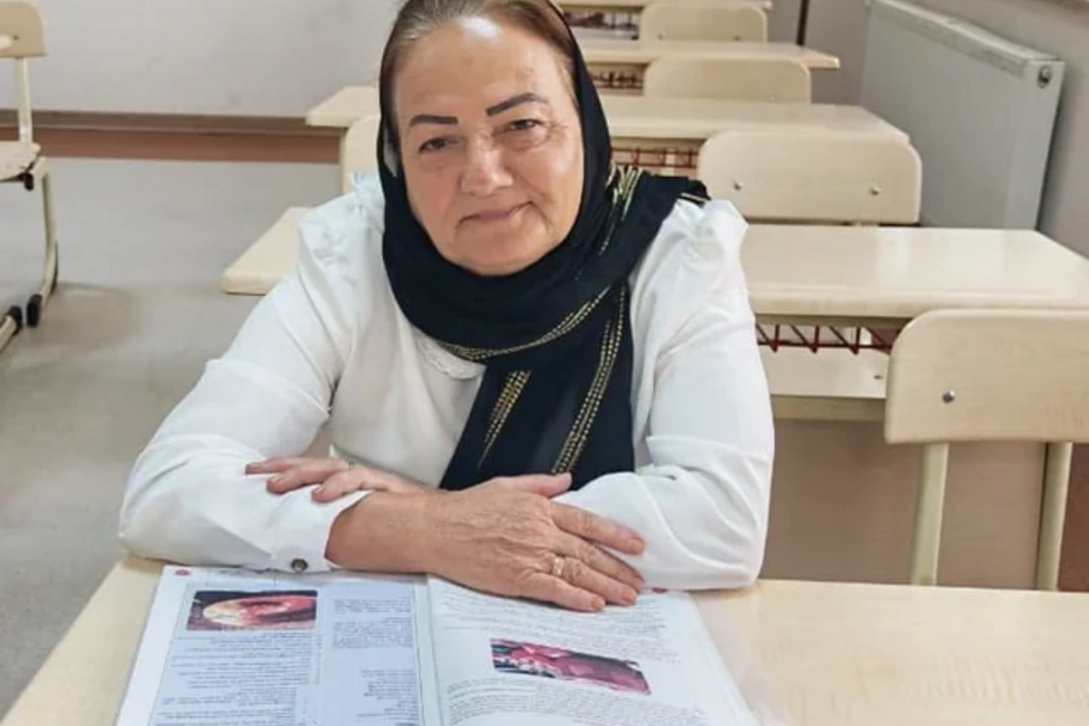 63 yaşlı nənə 16 yaşlı nəvəsi ilə eyni liseydə oxuyur - FOTO