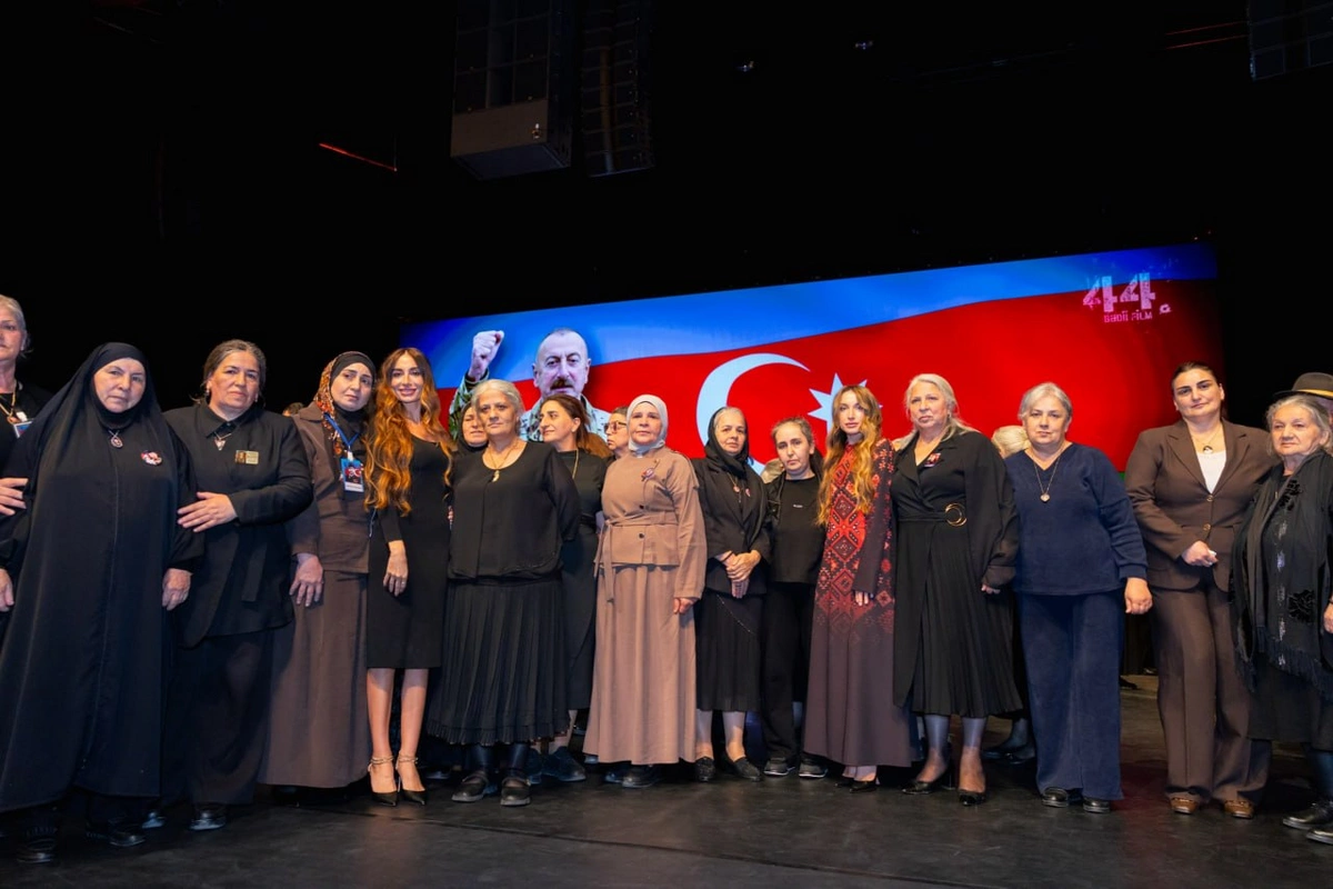 Alyona Əliyeva 44 filminin premyerasından paylaşım etdi - FOTOLAR
