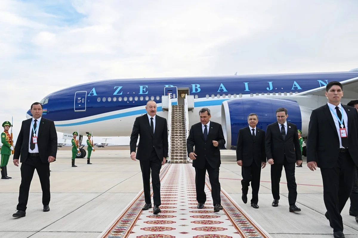 İlham Əliyev Türkmənistana işgüzar səfərə gedib - FOTOLAR