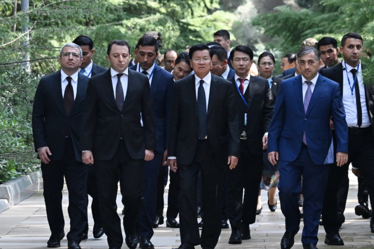 Laos Prezidenti Fəxri xiyabanı ziyarət edib
