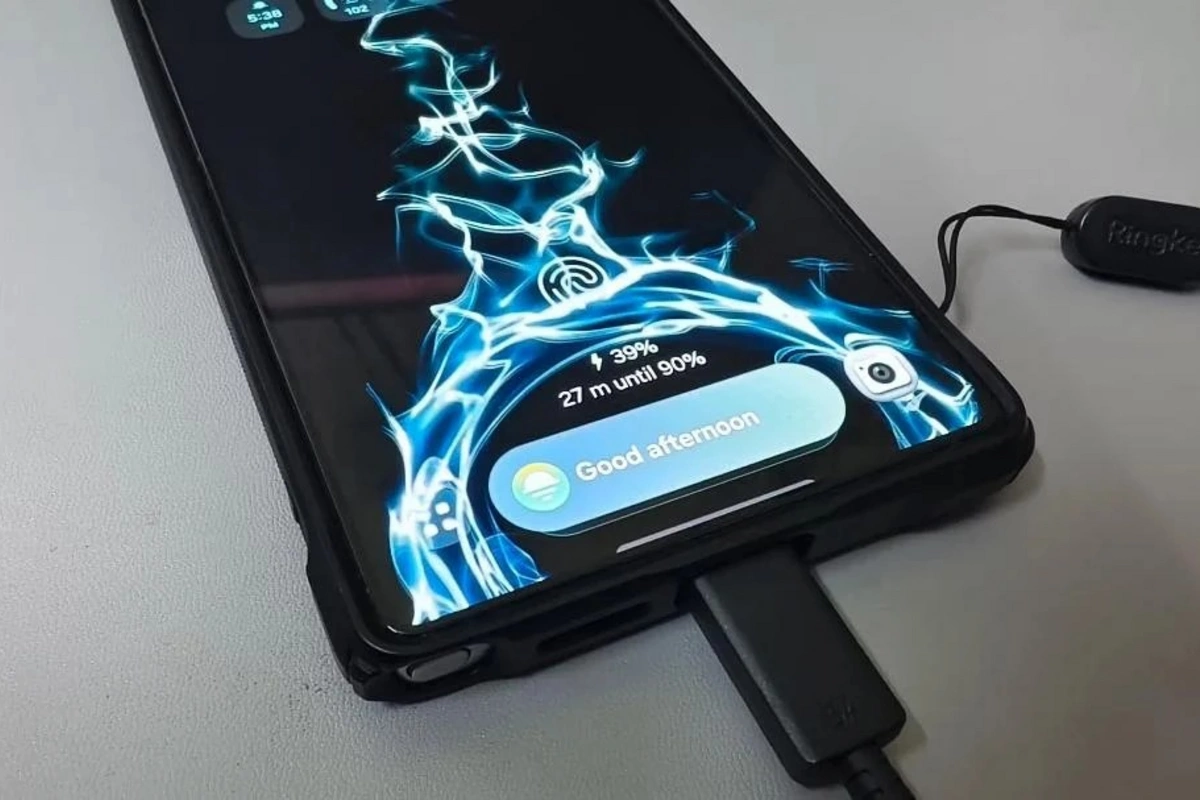 Telefonu gecə şarjda saxlamaq batareyanı o qədər də korlamır?