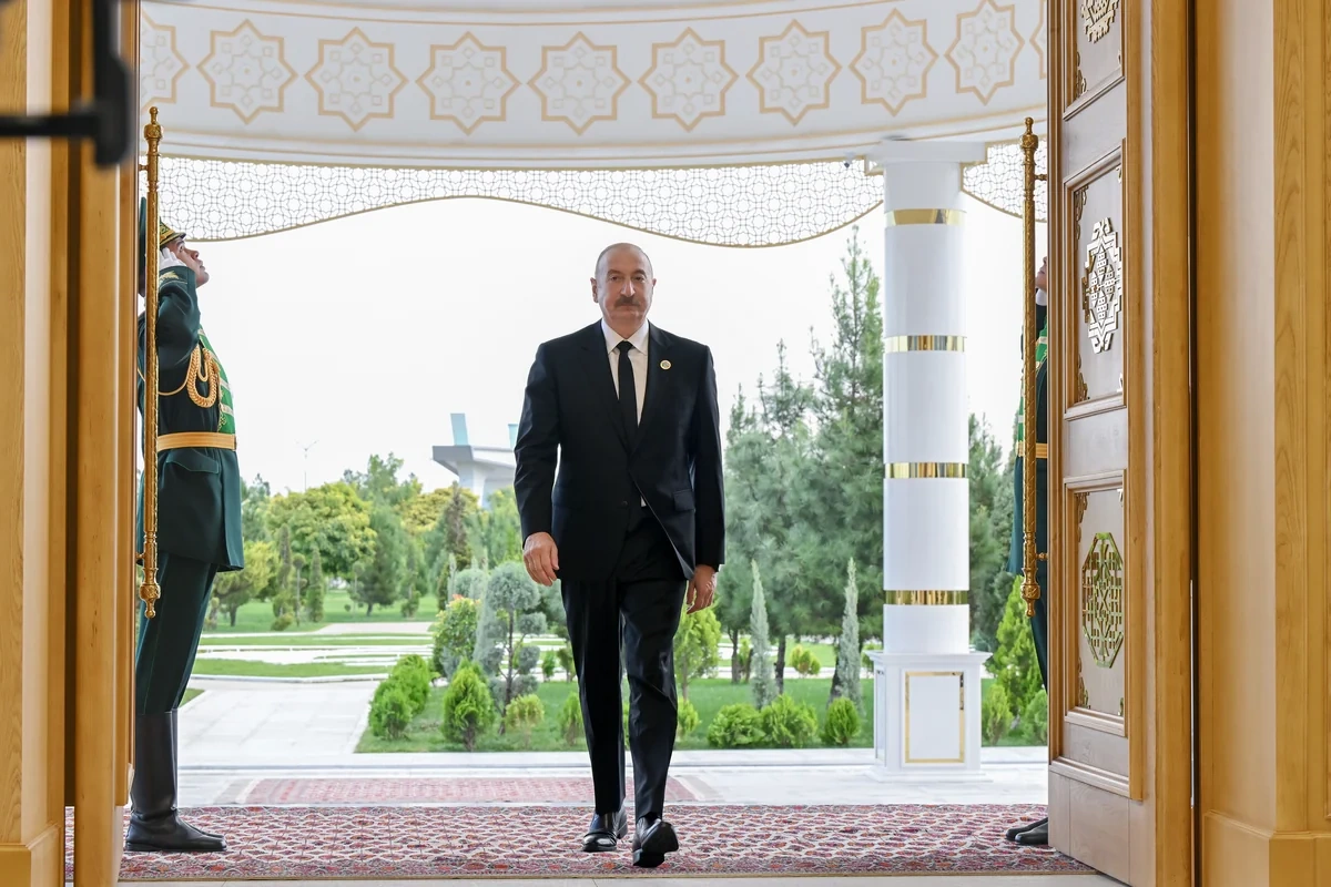 İlham Əliyev Türkmənbaşıda yüksəksəviyyəli görüşdə iştirak etmək üçün Avaza Kompleksinə gedib - FOTOLAR