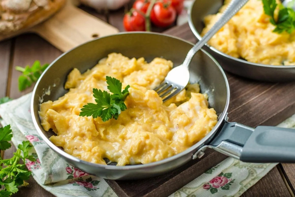 Yumurtaya süd əlavə etmək lazımdırmı? - 4 aşpazın cavabı