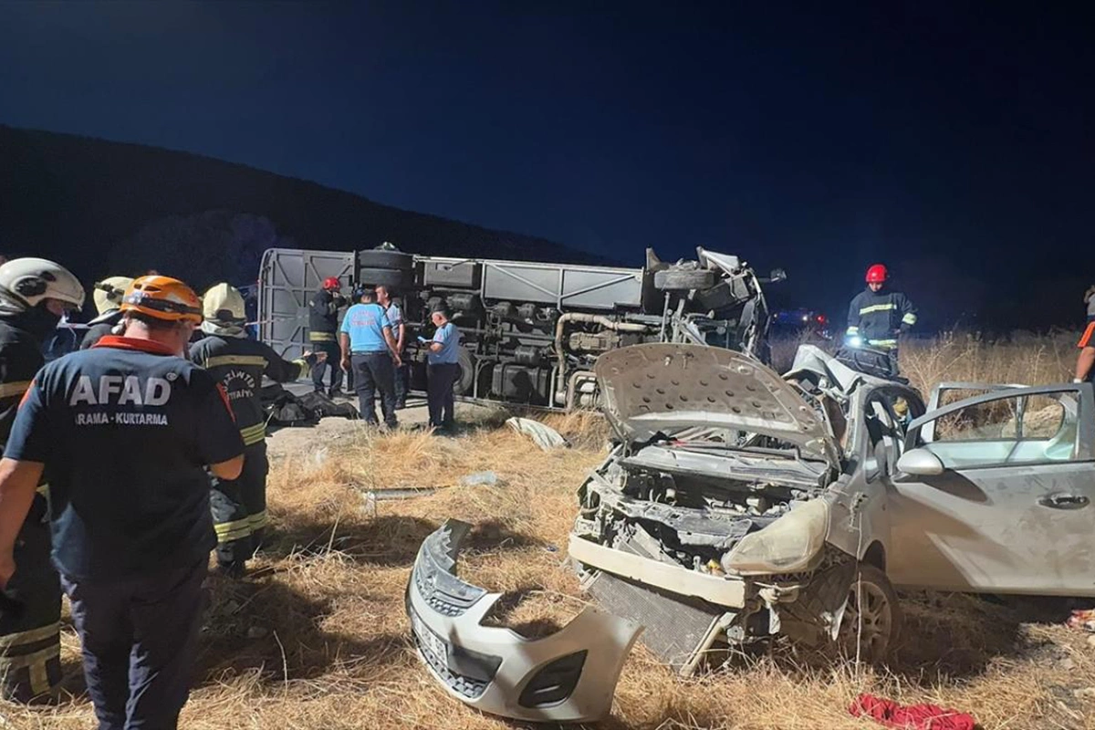 Türkiyədə mikroavtobusla avtomobil toqquşdu - 7 ölü, 13 yaralı