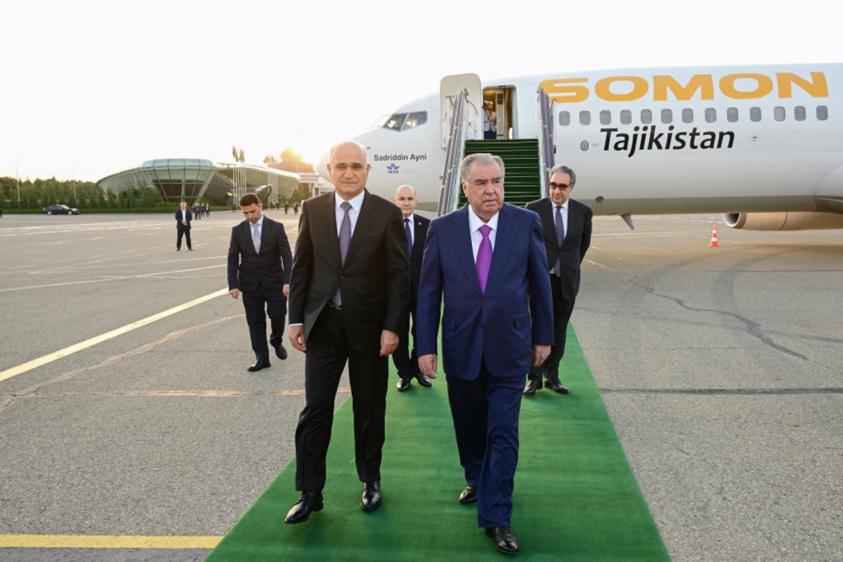 Tacikistan Prezidenti Azərbaycana səfərə gəlib — FOTO