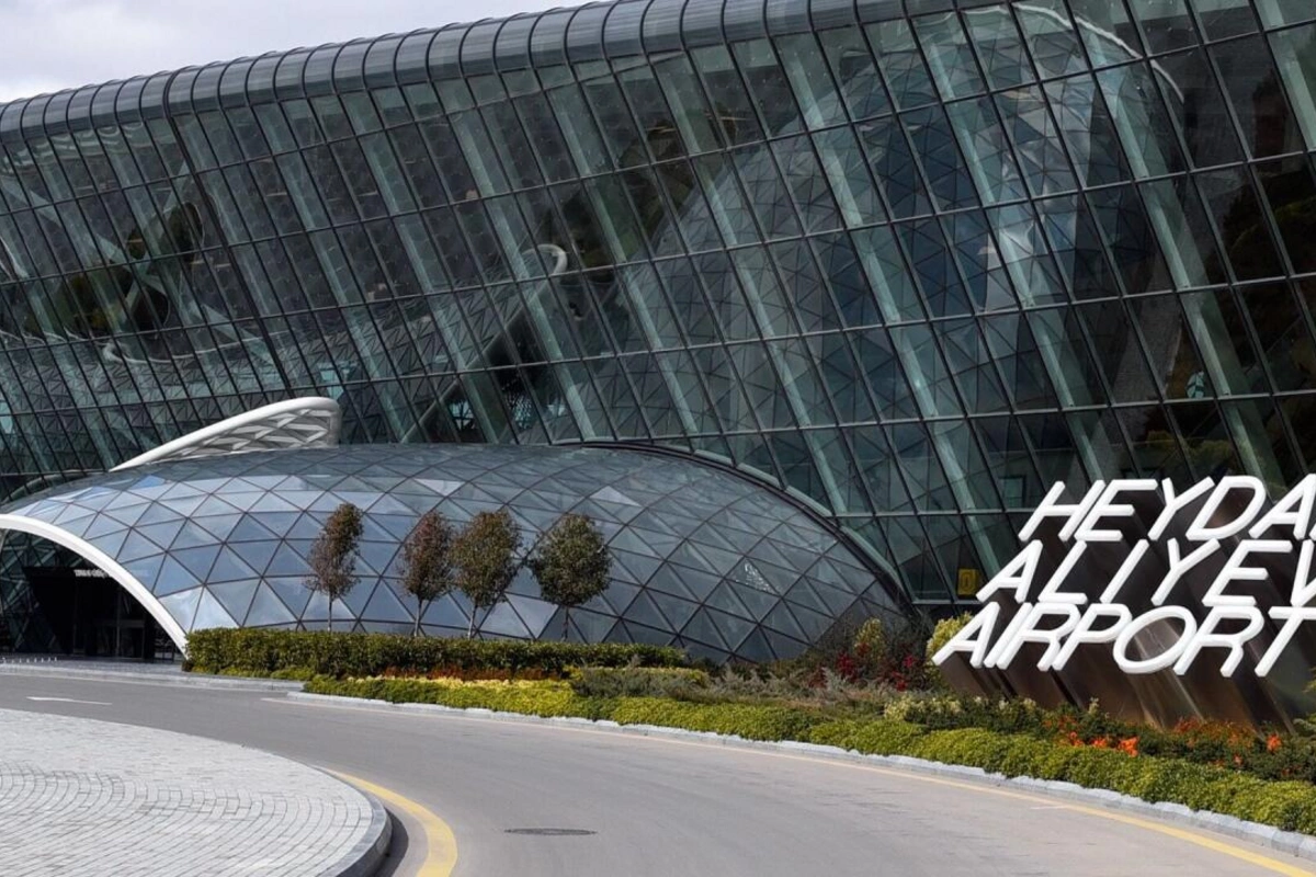 Aeroportda 20 min dollar tapdı, 3 minini dilənçilərə payladı