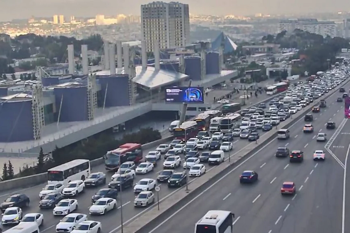 Bakının bir sıra yollarında nəqliyyatın sıxlığı müşahidə olunur