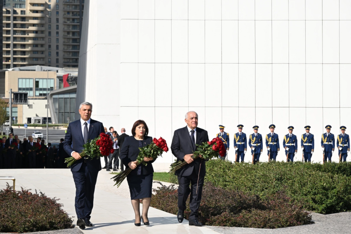 Dövlət və hökumət rəsmiləri Bakıda Zəfər parkında olublar - FOTOLAR