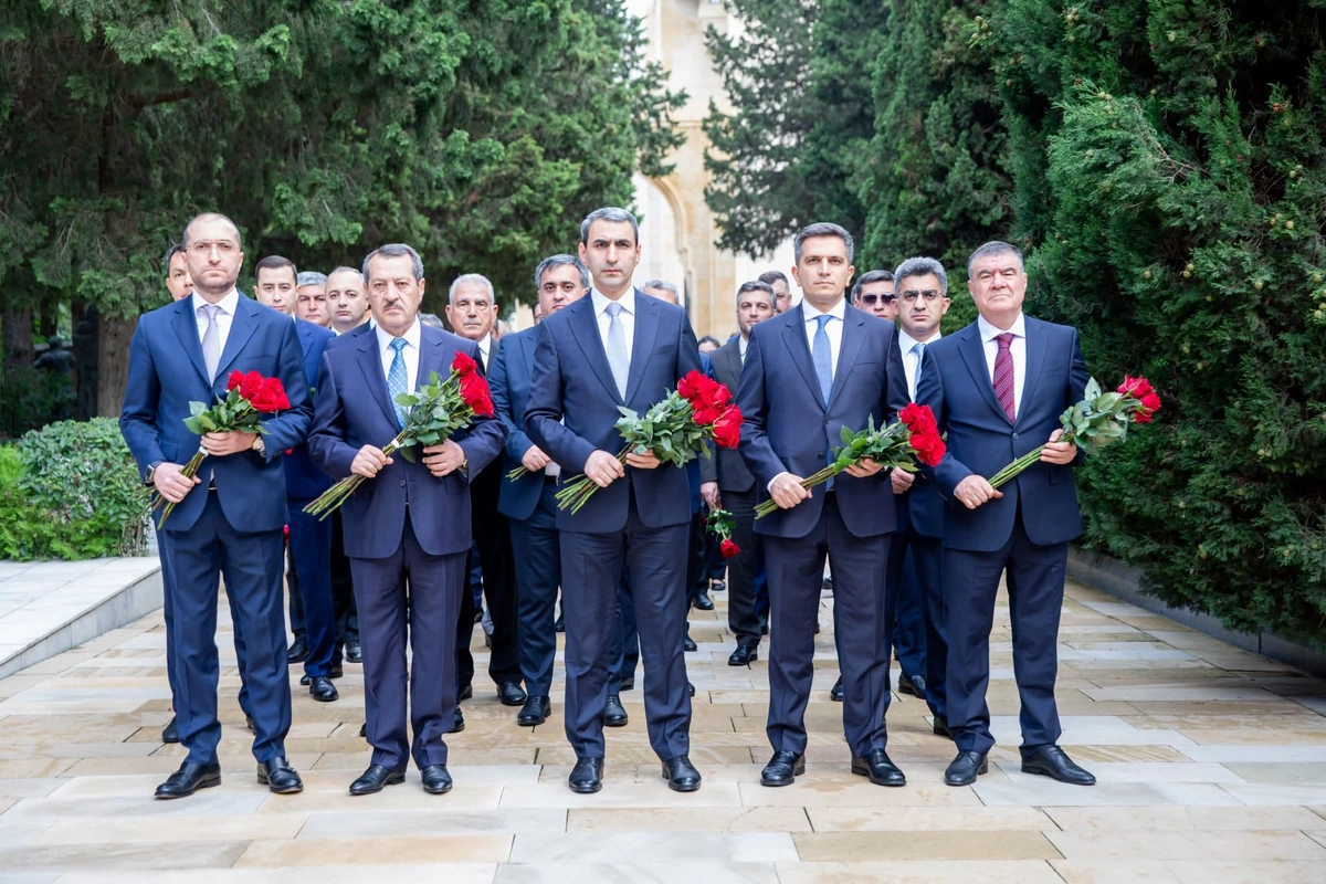 ADY kollektivi Fəxri xiyabanı ziyarət edib