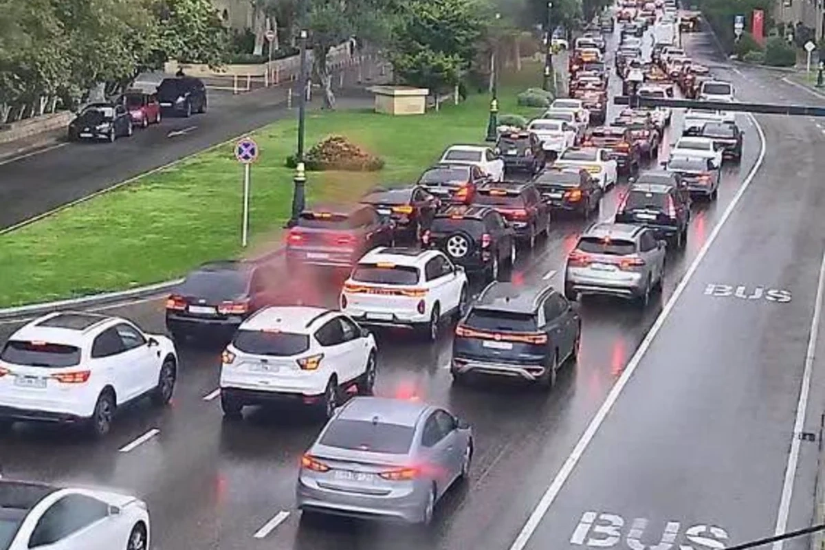 Bakıda 19 istiqamətdə tıxac yaranıb