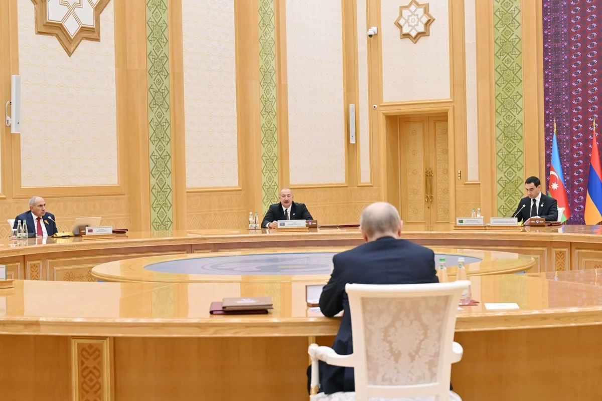 İlham Əliyev: Şərq-Qərb və Şimal-Cənub marşrutları üzrə yükdaşımaları ildə 15 milyon tona çatdırmağa hazırıq