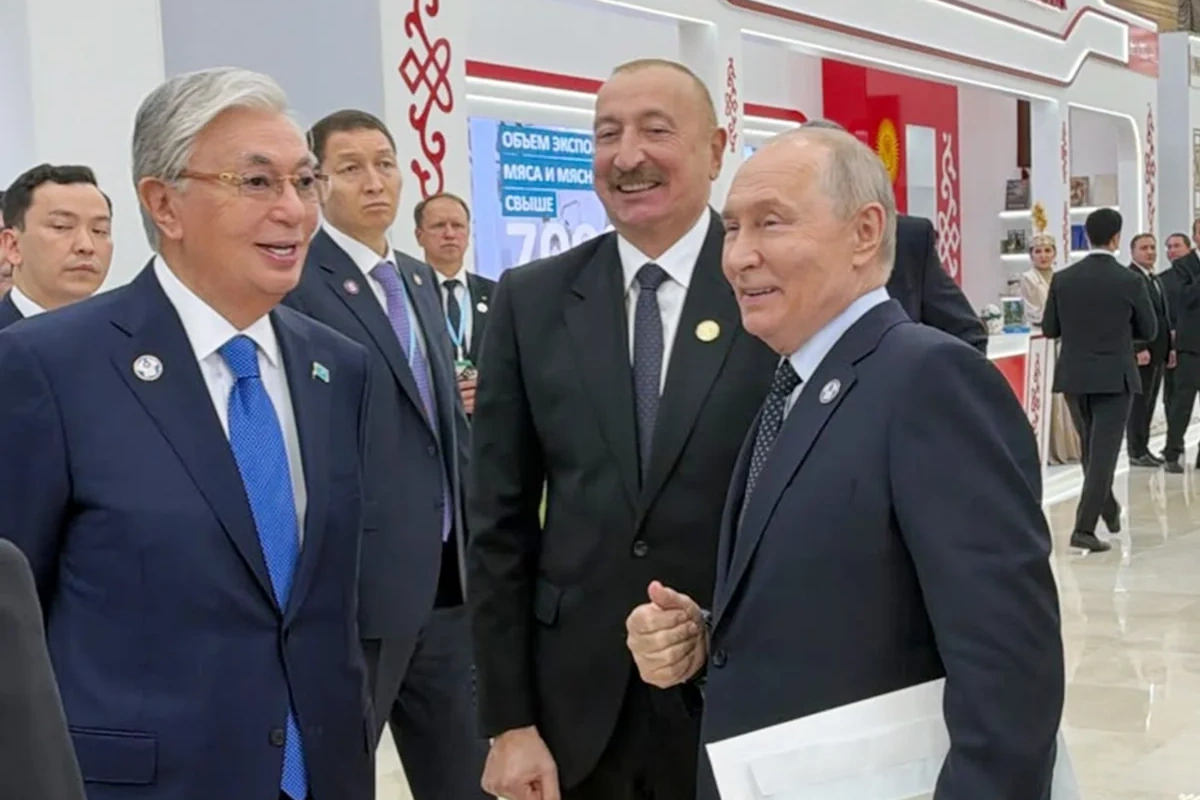 İlham Əliyev "Avaza" Kompleksində iştirakçı ölkələrin milli stendləri ilə tanış olub - FOTOLAR
