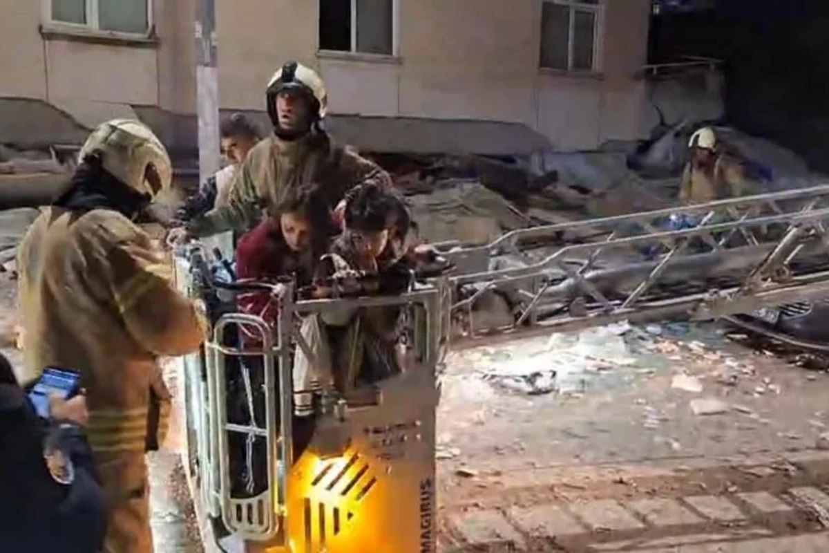 İstanbulda yeddimərtəbəli yaşayış binası çöküb, dağıntılar altında qalanlar var - FOTOLAR