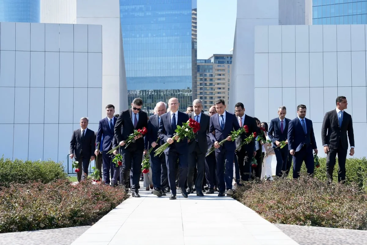 Energetika Nazirliyi və tabeli qurumların kollektivi Zəfər abidəsini ziyarət edib - FOTOLAR