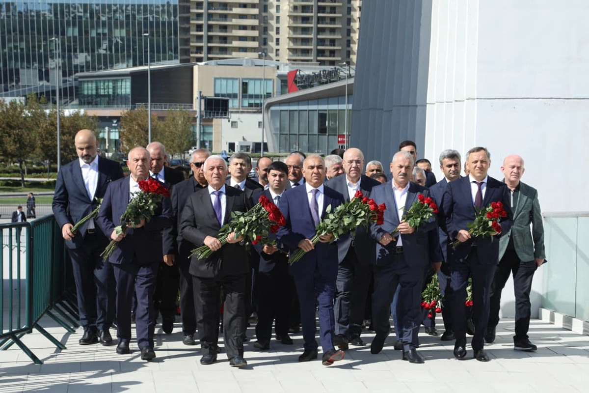 AzərEnerji və Azərişıq rəhbərliyi şəhidlərin xatirəsini andı - FOTOLAR