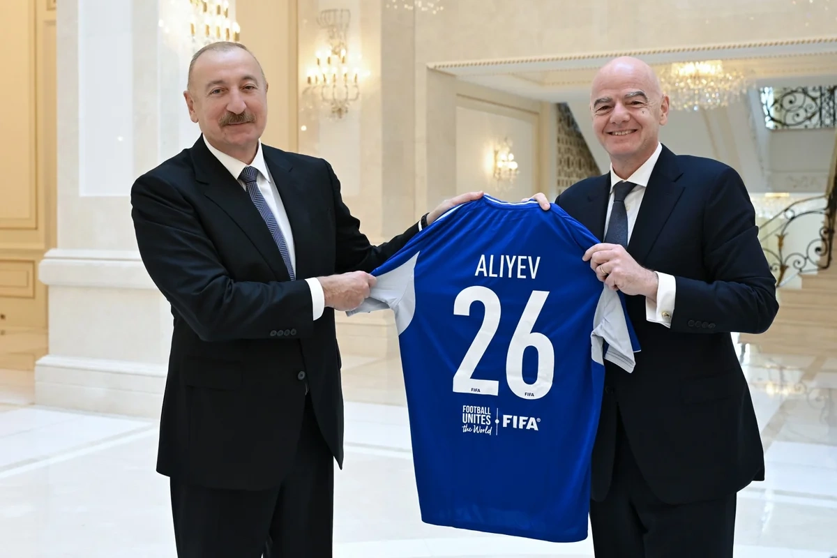 FIFA prezidenti İlham Əliyevə üzərində soyadı yazılmış forma və top hədiyyə edib - FOTOLAR