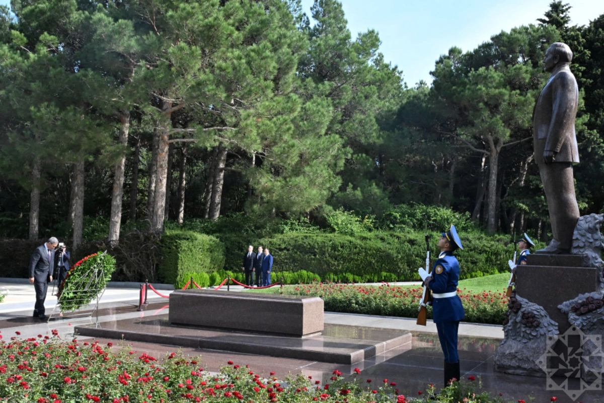 Hun Manet Fəxri xiyabanda Heydər Əliyevin məzarını ziyarət etdi — FOTOLAR