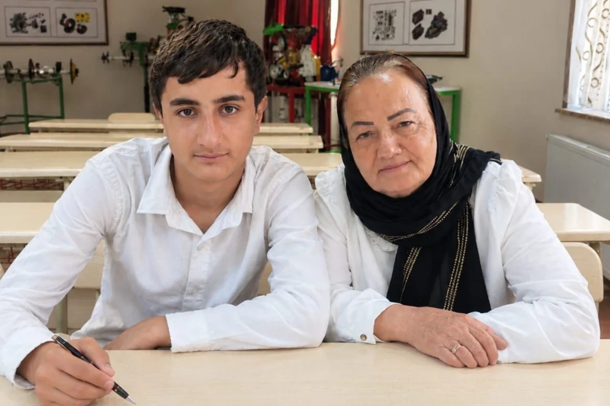 63 yaşlı nənə 16 yaşlı nəvəsi ilə eyni liseydə oxuyur - FOTO