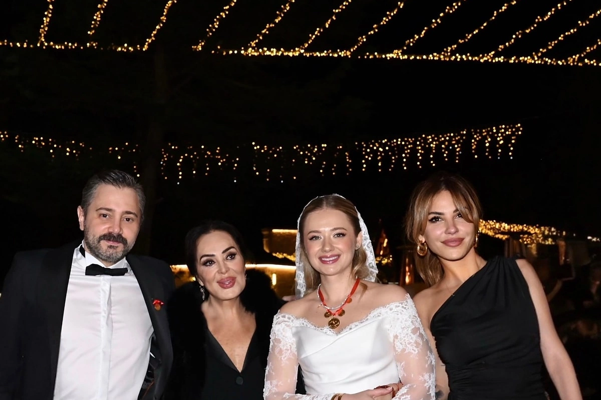 Türkan Şorayın paylaşımı kövrəltdi: Kaş anamız da yanımızda olaydı - FOTO