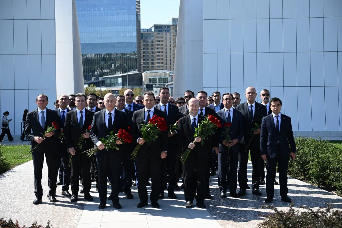Azərbaycan XİN-in rəhbər heyəti Zəfər parkını ziyarət etdi - FOTOLAR