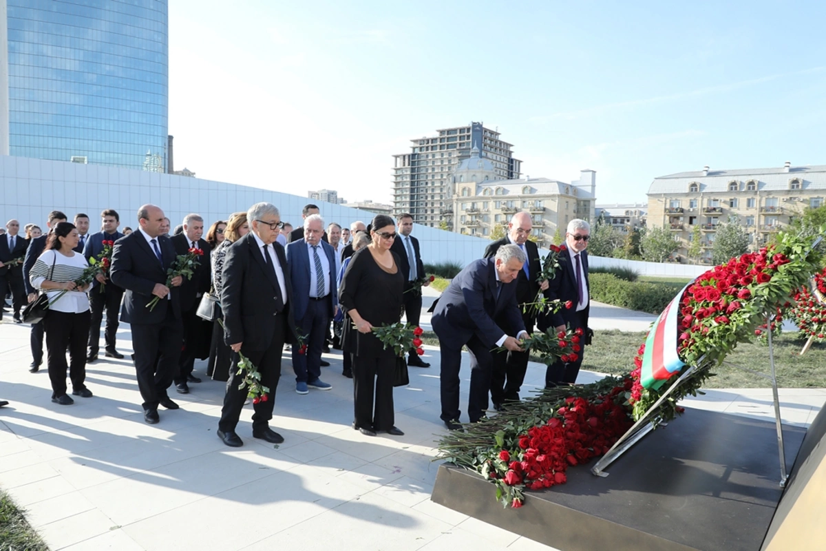 AMEA-nın kollektivi Zəfər parkını ziyarət edib - FOTOLAR
