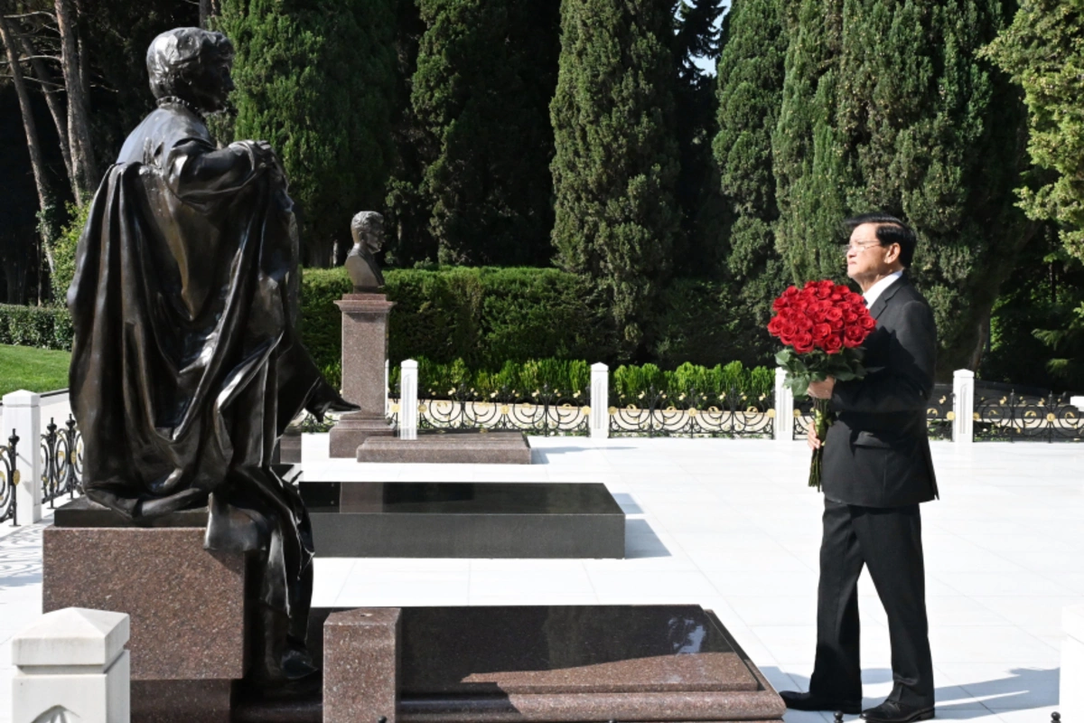 Laos Prezidenti Fəxri xiyabanı ziyarət edib