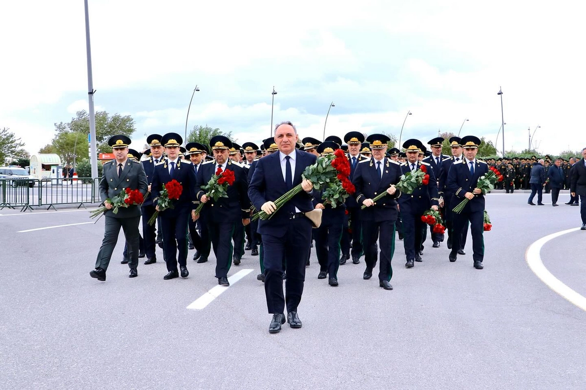 Kamran Əliyev və prokurorluq əməkdaşları Zəfər abidəsini ziyarət ediblər