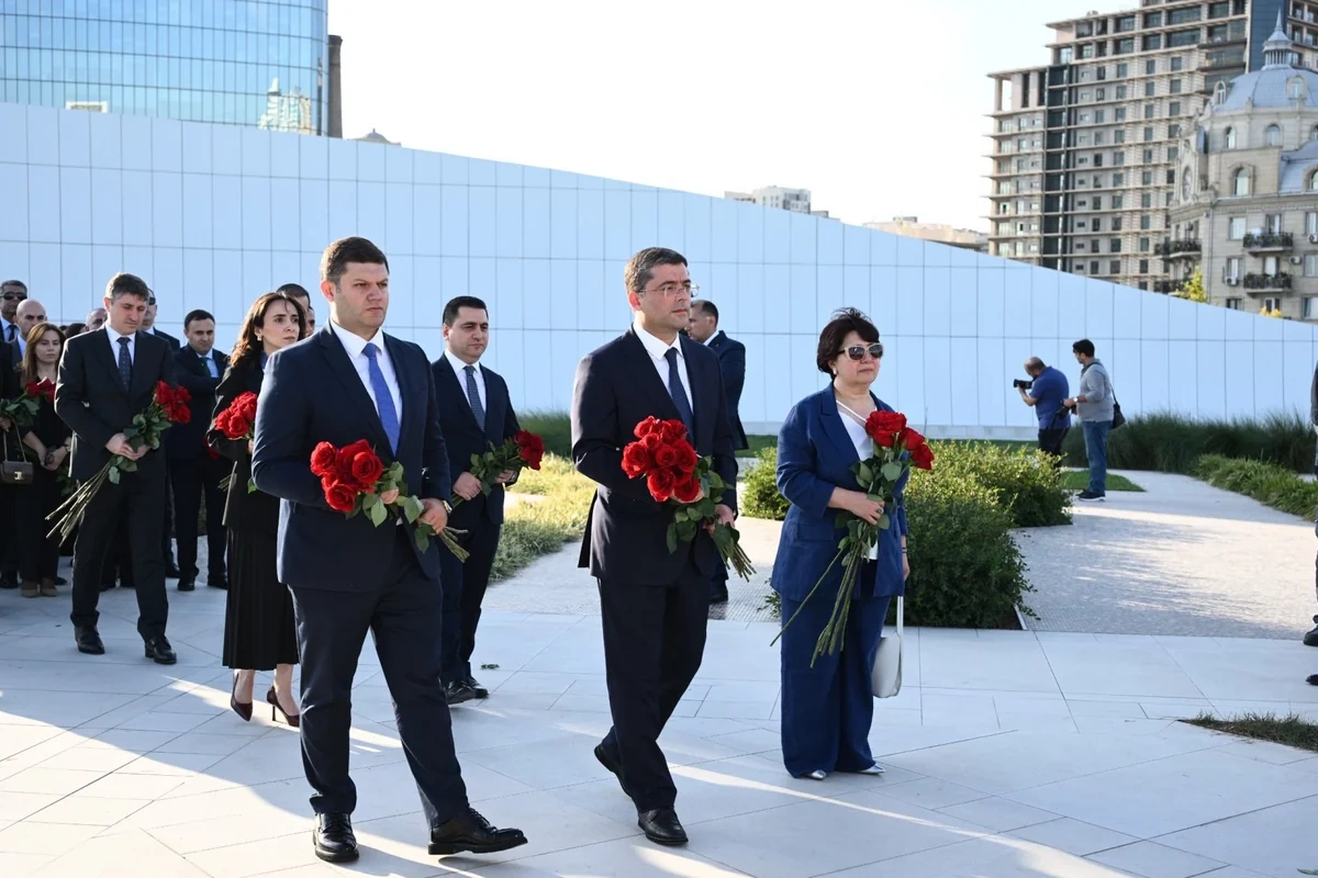 Media və Yayım Şurasının rəhbərliyi, kollektivi şəhidləri anıb - FOTOLAR