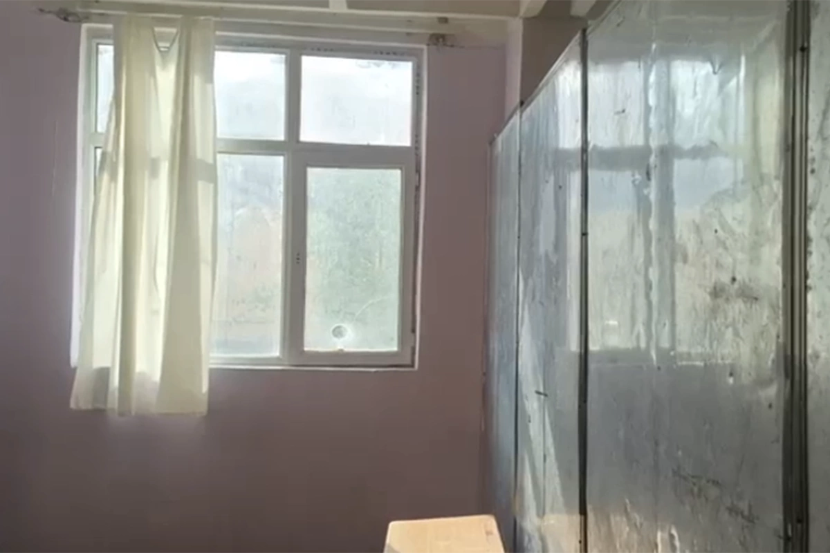 Məktəbə daş atdılar, şagirdlər xəsarət aldı