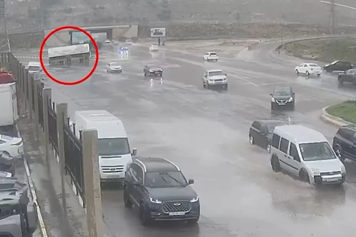 Bakıda avtobus aşdı - (Video)